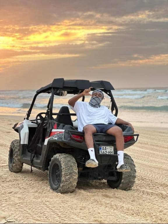 Coucher de soleil sur la plage en buggy