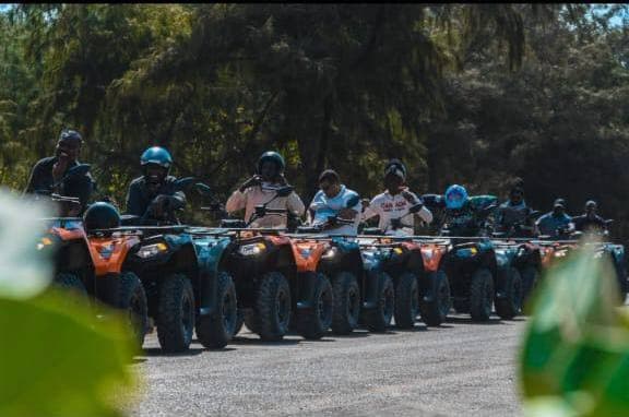 Groupe de quads en route vers les dunes