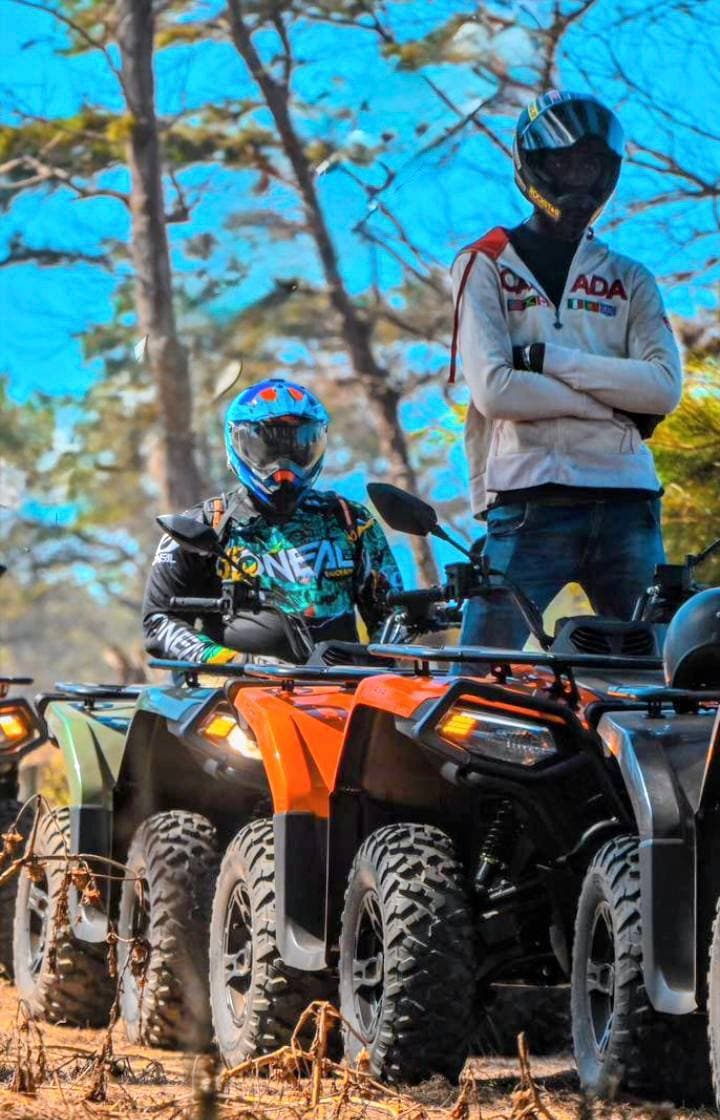 Pause entre guides de quad sous les pins