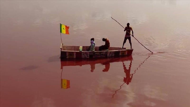 Pirogue et drapeau sénégalais sur le lac rose