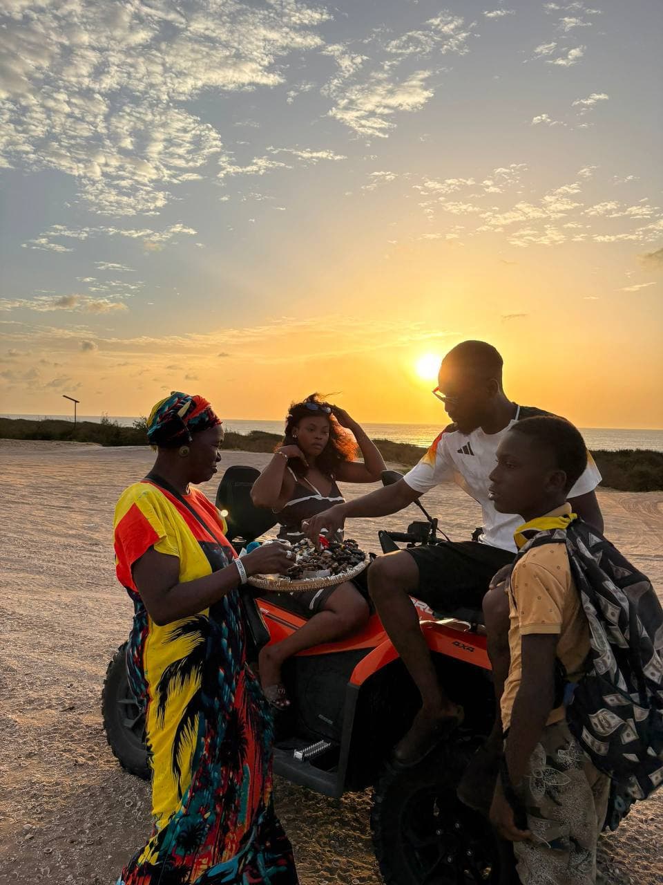 Halte artisanale au coucher du soleil pendant l'excursion quad